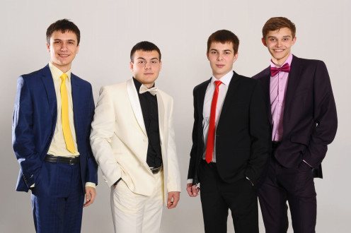 Парни в костюмах